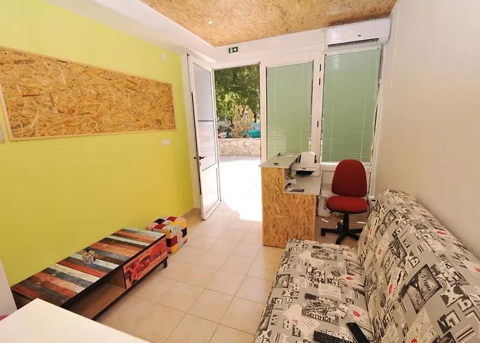 Oasis Hostel *
